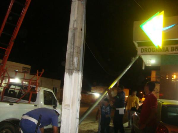 Instala&ccedil;&atilde;o do novo semaforo da rodovi&aacute;ria(Imagem:reda&ccedil;&atilde;o)