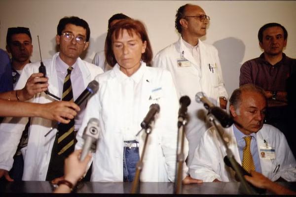 M&eacute;dicos anunciam a morte de Ayrton Senna, em 1/05/1994.(Imagem: Alberto Pizzoli/Sygma/Sygma via Getty Images)