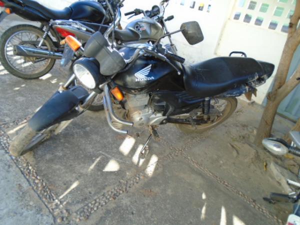 Motocicleta é encontrada abandonada próximo a AABB de Floriano