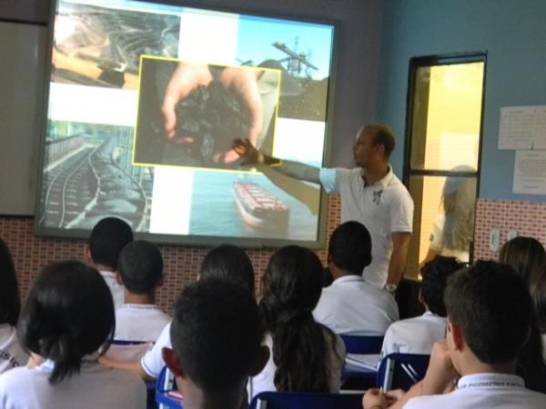 Aula com os alunos da 7&ordf; s&eacute;rie sobre a &Aacute;frica com a presen&ccedil;a de James Carvalho - engenheiro da Vale do Rio Doce na &Aacute;frica do Sul.(Imagem:EPP)