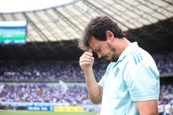Fernando Diniz, t&eacute;cnico do Cruzeiro, antes do jogo contra o Betim.(Imagem:Gilson Lobo/AGIF)