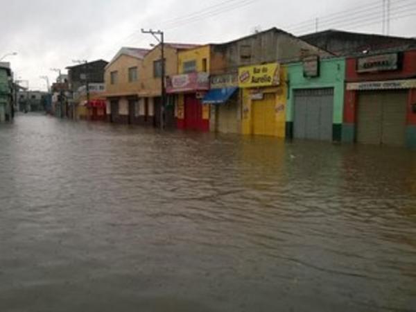 Centro ficou totalmente alagado em S&atilde;o Raimundo Nonato.(Imagem:Aderson Oliveira/Arquivo Pessoal)