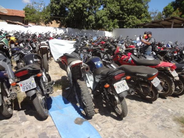 P&aacute;tio da 3&ordf; CIRETRAN continua lotado de ve&iacute;culos irregulares.(Imagem:FlorianoNews)