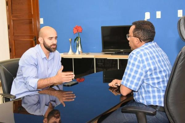Prefeito Joel se reúne com delegado de Polícia Civil para discutir medidas de segurança pública.(Imagem:SECOM)