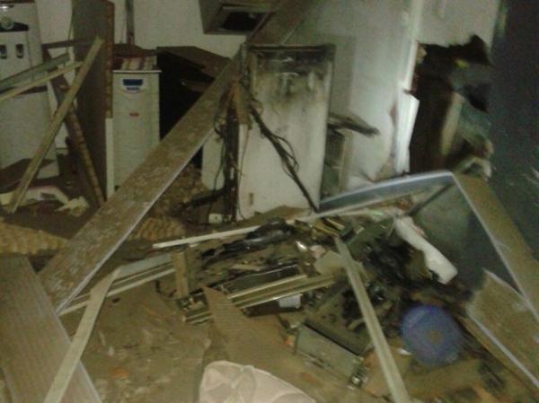 Bandidos explodem caixas e Correios e após troca de tiros um é morto no PI
