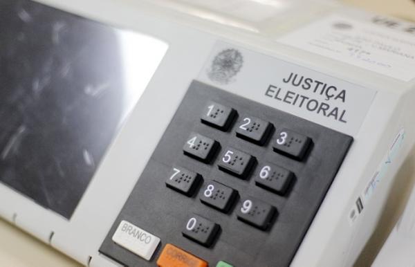 Vândalos invadem escola e destroem urnas eletrônicas durante a madrugada em São Luís