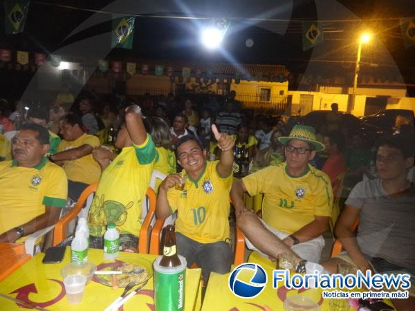 Torcedores de Floriano e Bar&atilde;o de Graja&uacute; se reuniram para assistir partida entre Brasil e Cro&aacute;cia.(Imagem:FlorianoNews)