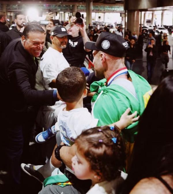 Ramon Dino &eacute; recebido com festa pela torcida ap&oacute;s t&iacute;tulo do Mr. Olympia.(Imagem:Reprodu&ccedil;&atilde;o/Instagram)