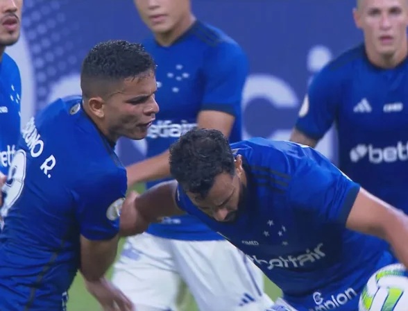Briga entre jogadores do Cruzeiro quase ?sai na mão? em cobrança de pênalti