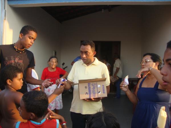 Prefeito Joel distribuindo picol&eacute; (Imagem:reda&ccedil;&atilde;o)