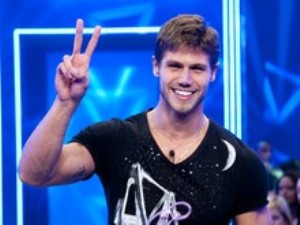 Jonas foi o último eliminado e Fabiana e Fael comemoraram suas vagas na final