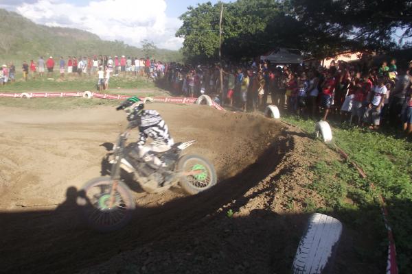Motocross anima domingo em Regeneração.(Imagem:FlorianoNews)