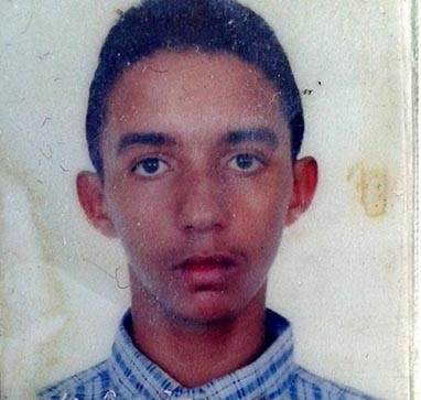 Corpo de jovem é encontrado em decomposição dentro de residência