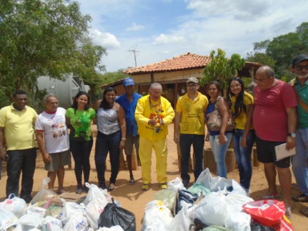 Moradores da zona rural de Floriano recebem doações de roupas e alimentos