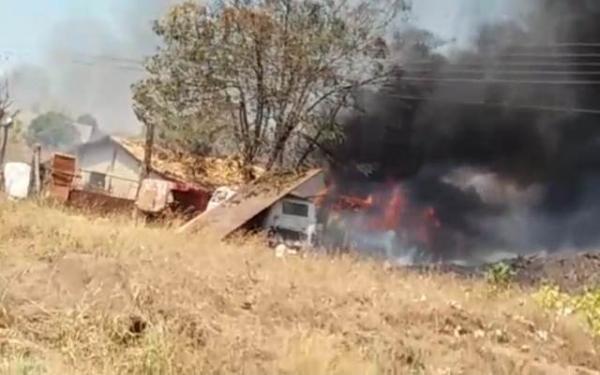 Inc&ecirc;ndio em terreno assusta moradores do bairro Samba&iacute;ba Velha.(Imagem:FlorianoNews)