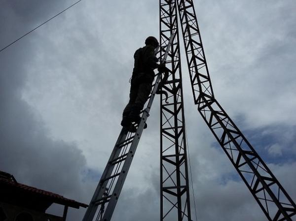Cobra de tr&ecirc;s metros ficou pendurada em torre.(Imagem:Thiago Arcanjo)