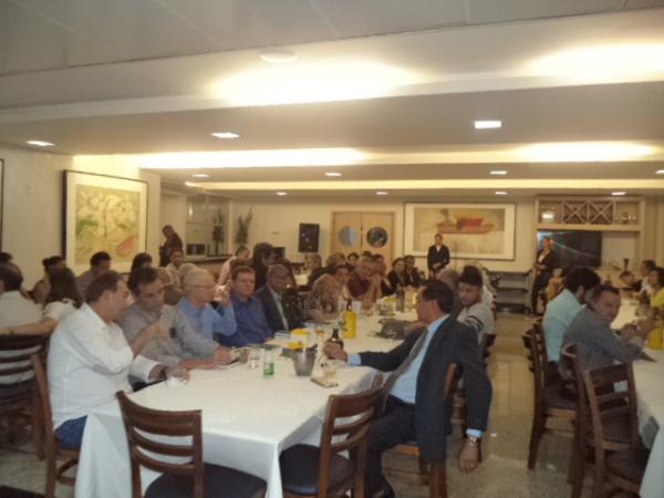 Luiz Gonzaga reúne amigos em lançamento de livro em Floriano