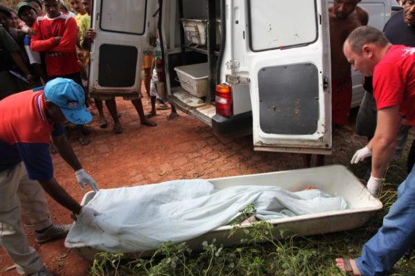 Homem é encontrado morto a golpes de facão