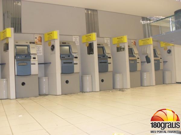 Caixas eletr&ocirc;nicos s&atilde;o violados no BB de Timon.(Imagem:180graus)
