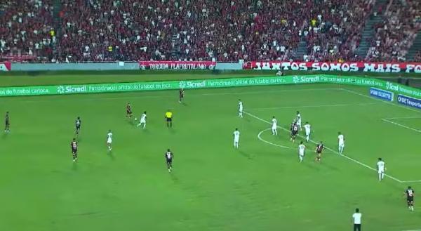 0 a 0: os 10 jogadores de linha do Flamengo ocupam o campo da Portuguesa.(Imagem:Reprodu&ccedil;&atilde;o)
