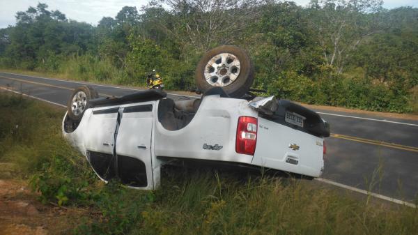 Ve&iacute;culo capota na Rodovia 140, nas proximidades da localidade Pequi(Imagem:FlorianoNews)