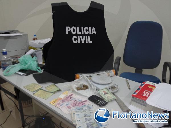 Pol&iacute;cia Civil de Floriano estoura boca de fumo em campo de futebol no bairro Guia.(Imagem:FlorianoNews)