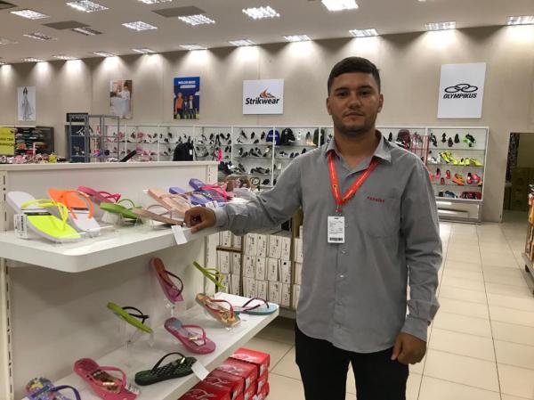 Vitor, colaborador do setor de cal&ccedil;ados do Armaz&eacute;m Para&iacute;ba(Imagem:FlorianoNews)