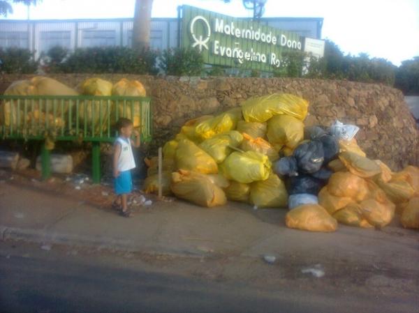 Lixo &eacute; depositado em frente &agrave; cal&ccedil;ada da Maternidade.(Imagem:Jaqueliny Siqueira/ G1 Piau&iacute;)