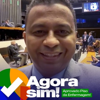Dr. Francisco Costa comemora aprovação do piso da enfermagem