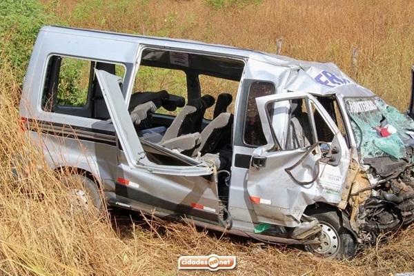Colis&atilde;o entre van e carro deixa tr&ecirc;s mortos e v&aacute;rios feridos na BR-316 no Piau&iacute; (Imagem:Reprodu&ccedil;&atilde;o/Cidades na Net)
