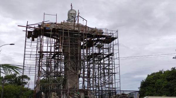  Por mais de R$180 mil, r&eacute;plica do Cristo Redentor &eacute; constru&iacute;da em Parna&iacute;ba.(Imagem:Felipe Cruz/TV Clube )