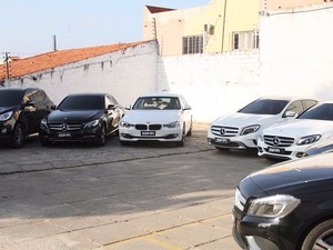 Mulher de chefe da quadrilha que financiava carros de luxo tem prisão decretada