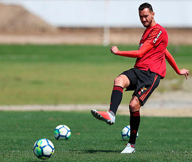 Na cola do líder, Inter e Flamengo tentam voltar a vencer