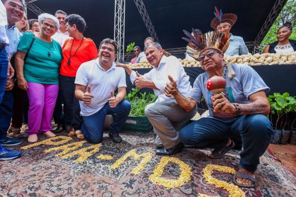 Governador acompanha lan&ccedil;amento de programas federais que beneficiar&atilde;o ind&iacute;genas e agricultores. (Imagem:Divulga&ccedil;&atilde;o)