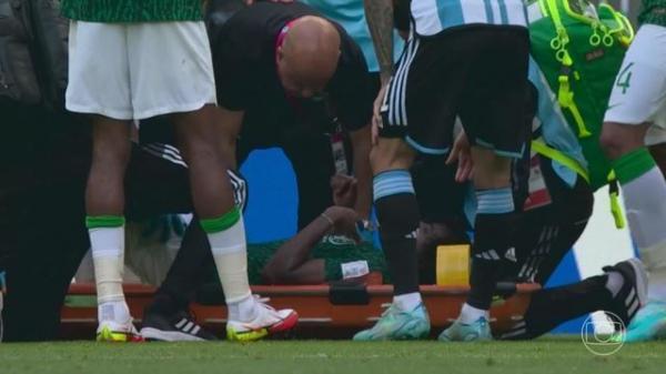 Goleiro da Ar&aacute;bia Saudita se choca com lateral Al-Shahrani que desmaia em campo.(Imagem:Divulga&ccedil;&atilde;o)