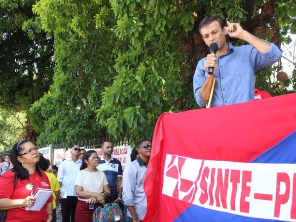 Servidores criam comissão e voltam a protestar contra aumento do Plamta