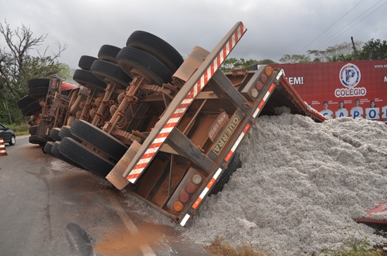 Carreta tomba com carga e derrama mercadorias no balão da BR-343, na Ladeira do Uruguai