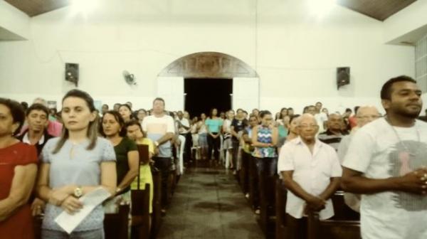 Alimentos n&atilde;o perec&iacute;veis s&atilde;o arrecadados na Missa da Miseric&oacute;rdia em Floriano.(Imagem:FlorianoNews)