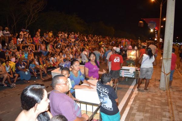Público aprova nova estrutura do Carnaval de Floriano.(Imagem:Waldemir Miranda)