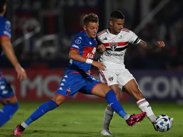 Erison decide, e São Paulo vence Tigre na estreia da Copa Sul-Americana