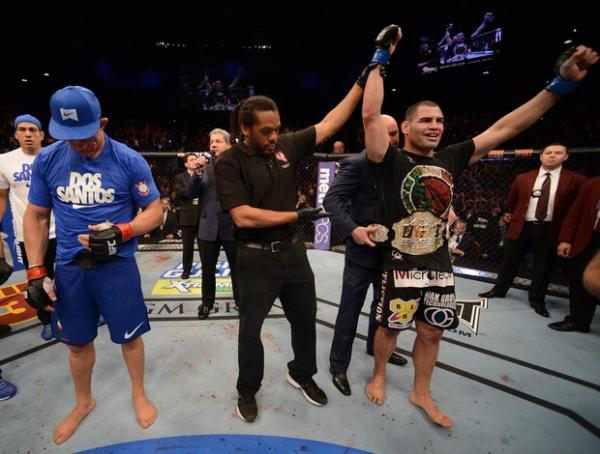 Cain Vel&aacute;squez (dir.) recebe o cintur&atilde;o ap&oacute;s vencer Junior Cigano no UFC 155.(Imagem: Getty Images)