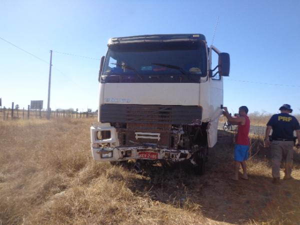 Falta de atenção provoca colisão transversal grave em Floriano.(Imagem:FlorianoNews)