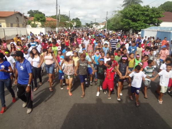 Arrastinho faz alegria da crian&ccedil;ada. (Imagem:FlorianoNews)