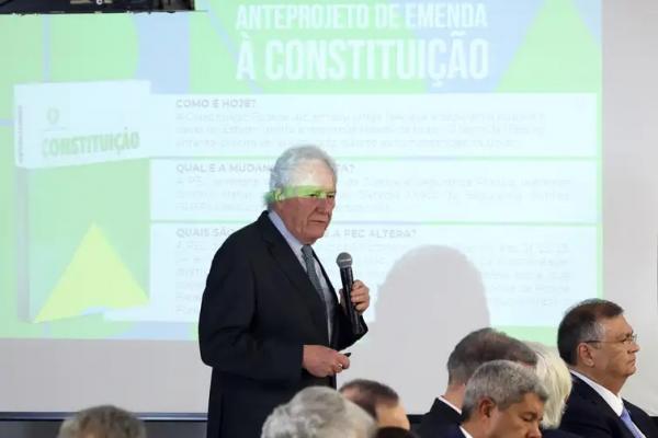 O ministro da Justi&ccedil;a Ricardo Lewandowski fala durante reuni&atilde;o com o presidente da Rep&uacute;blica, Luiz In&aacute;cio Lula da Silva, ministros e governadores. (Imagem:Valter Campanato/Ag&ecirc;ncia Brasil)