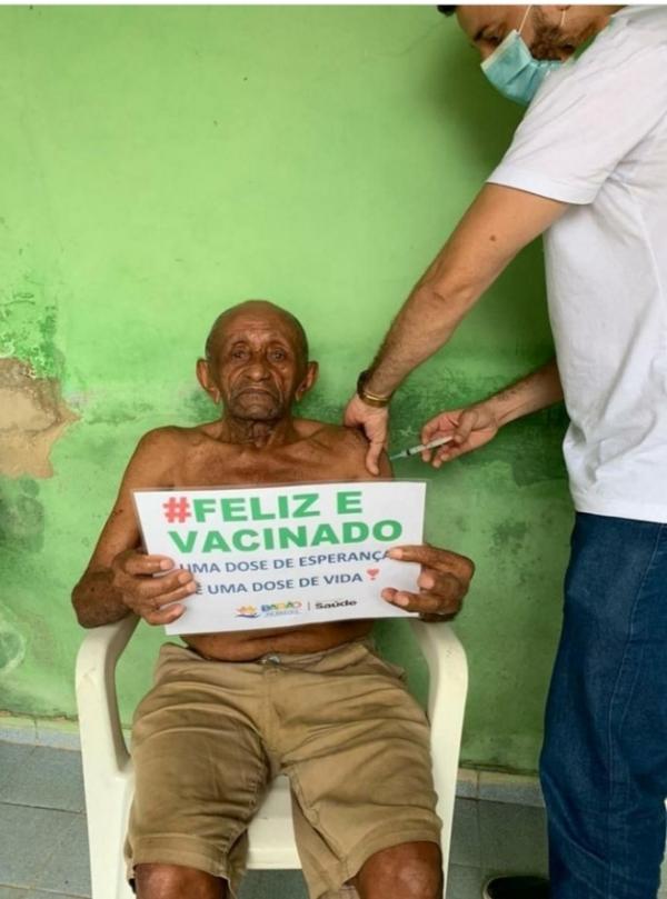 Equipe de sa&uacute;de de Bar&atilde;o de Graja&uacute; visita idosos para aplicar a vacina(Imagem:Reprodu&ccedil;&atilde;o)
