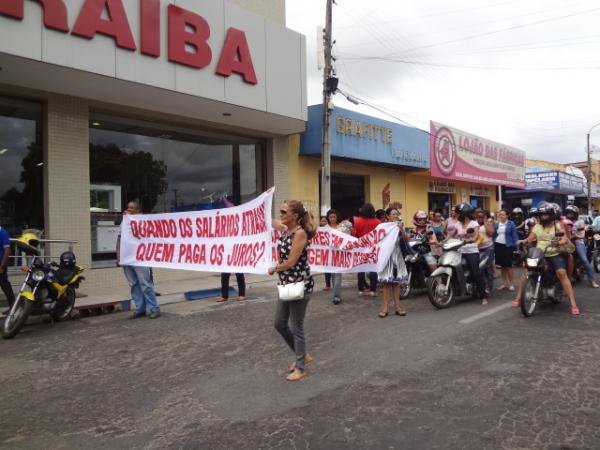 Professores realizam manifesta&ccedil;&atilde;o por pagamento de sal&aacute;rios.(Imagem:FlorianoNews)