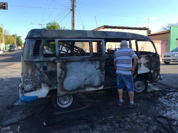 Carro pega fogo e fica totalmente destru&iacute;do em Floriano.(Imagem:FlorianoNews)
