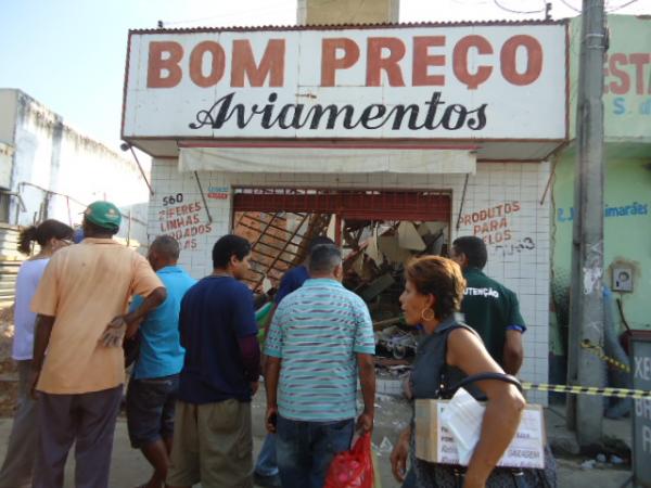 Telhado de loja cai e uma funcion&aacute;ria fica ferida em Floriano.(Imagem:FlorianoNews)