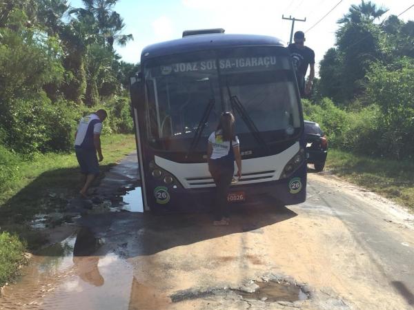 &Ocirc;nibus caiu em um buraco na avenida Transtabuleiro. (Imagem:Kairo Amaral/TV Clube)
