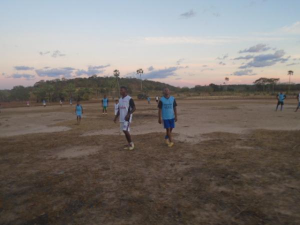 Moradores comemoram inauguração do campo do Guarani em Floriano.(Imagem:FlorianoNews)